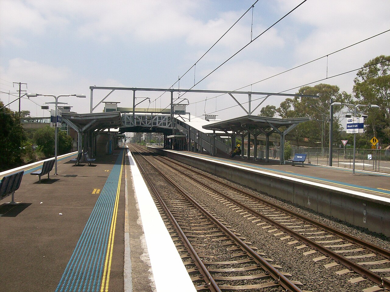 Mount Druitt railway station platforms and tracks, photographed in 2011