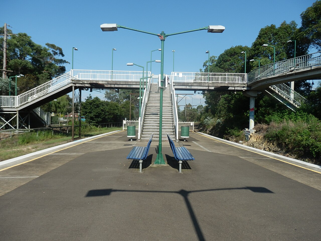 Warrimoo station platforms, footbridge and trees looking east